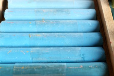 Renkli tebeşir pastel kutusunda yakın çekim