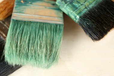 Kumaş arka plan üzerinde farklı Boya fırçaları