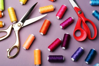 Ahşap arka plan için makaslar ile çok renkli dikiş ipliği