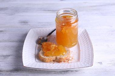 Ahşap arka plan üzerinde plaka üzerinde reçelli taze ekmek