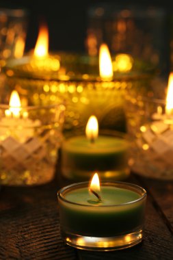 Cam şamdanlar yakın çekim yanan mumlar