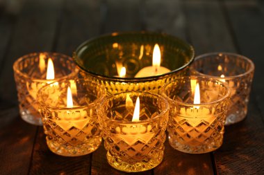 Cam şamdanlar yakın çekim yanan mumlar