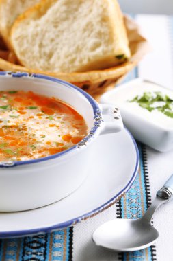 Ukraynalı pancar çorbası - pancar çorbası, ahşap zemin üzerine mavi peçete üzerinde