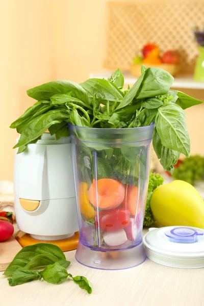 Blender met verse groenten op keukentafel — Stockfoto