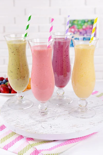 Köstliche Beeren-Cocktails auf dem Tisch vor Backsteinmauer Hintergrund — Stockfoto