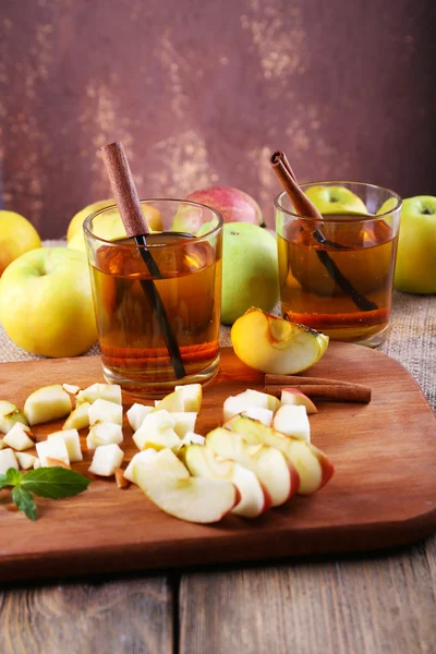 Νεκρή φύση με μηλίτη μήλων και φρέσκα μήλα στο ξύλινο τραπέζι — Φωτογραφία Αρχείου