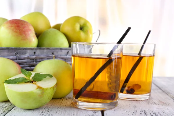 Stilleven met appel cider en verse appelen op houten tafel — Stockfoto