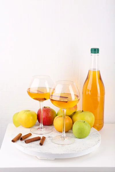 Ainda vida com cidra de maçã e maçãs frescas na mesa de madeira — Fotografia de Stock
