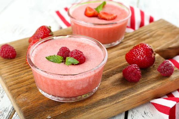 Mousse delicioase de fructe de padure in boluri pe masa aproape — Fotografie, imagine de stoc