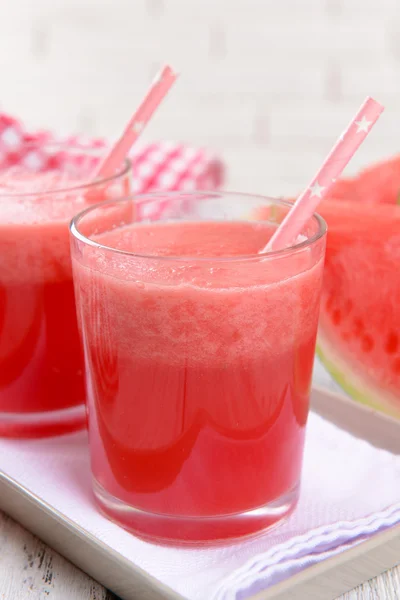 Saftige Wassermelone auf dem Tisch auf Backsteinmauer Hintergrund — Stockfoto