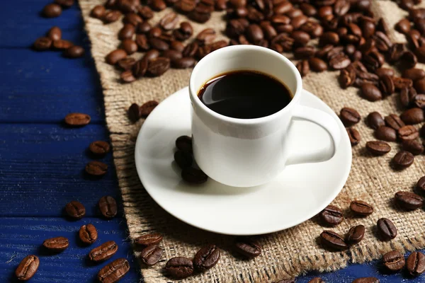 Tazza di caffè sul tavolo di legno — Foto Stock