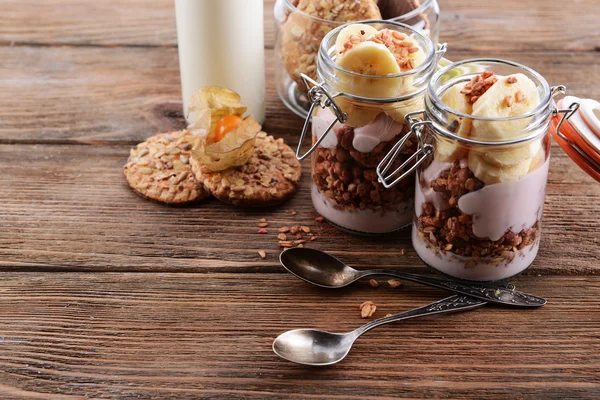 Gezonde gelaagde dessert met muesli en bessen op tafel — Stockfoto
