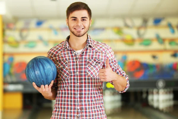 Masculino com bola de boliche no clube — Fotografia de Stock