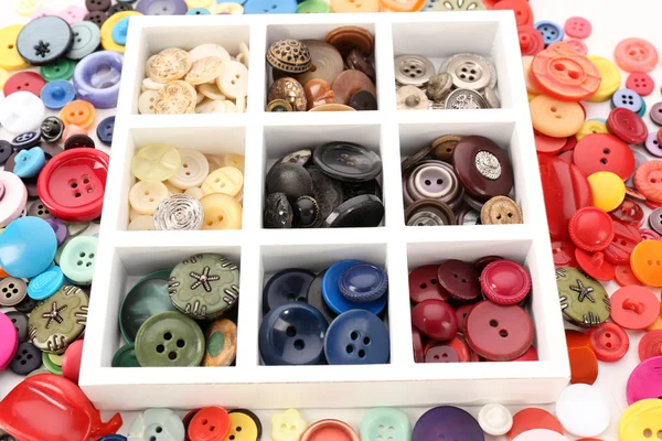 白い背景に、マクロの表示のボックスで縫製ボタン各種 — ストック写真