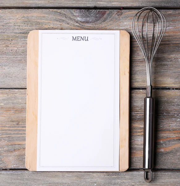 Planche à découper avec feuille de menu de papier sur fond de planches rustiques en bois — Photo