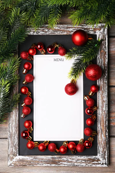 Noel dekorasyonu ahşap plakalar arka plan üzerinde bulunan menü kart — Stok fotoğraf