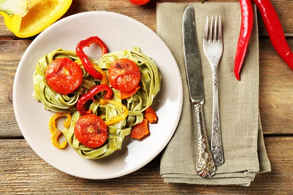 Salade de pâtes au poivre, carotte et tomates sur fond de table en bois — Photo