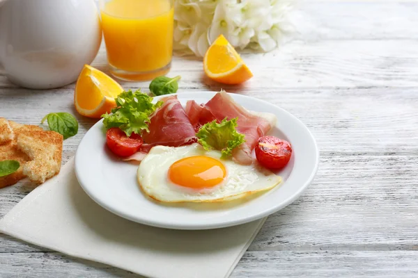 Spek en eieren op een houten tafel achtergrond kleur. — Stockfoto