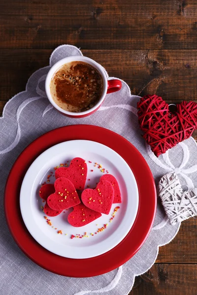 Soubory cookie v podobě srdce v desce — Stock fotografie