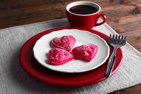 Soubory cookie v podobě srdce v desce — Stock fotografie