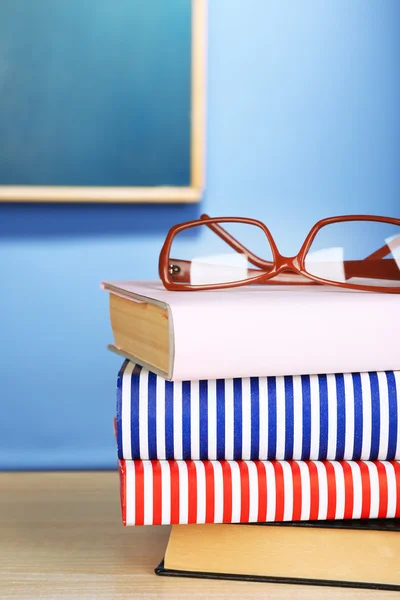 Stapel boeken met glazen — Stockfoto