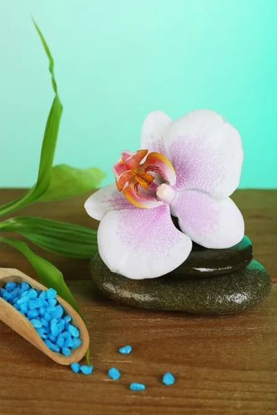 Hermosa composición de spa con orquídea en la mesa sobre fondo brillante —  Fotos de Stock