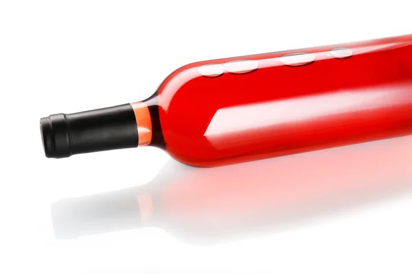 Leżącego czerwonego wina butelka, na białym tle — Zdjęcie stockowe