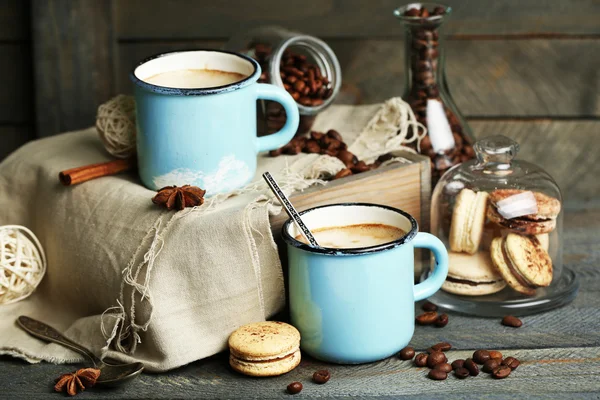 Bela composição com cappuccino saboroso em mesa de madeira — Fotografia de Stock