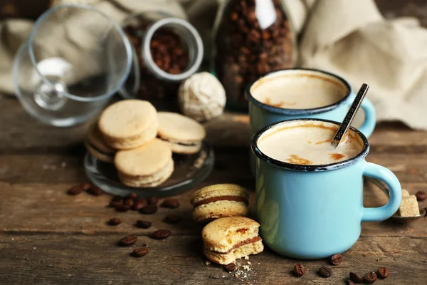 Bela composição com cappuccino saboroso em mesa de madeira — Fotografia de Stock