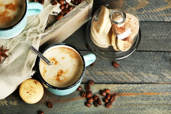 Hermosa composición con sabroso capuchino sobre mesa de madera —  Fotos de Stock