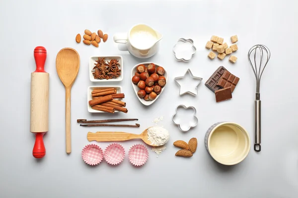 Ingredientes alimentarios y utensilios de cocina para cocinar aislados en blanco —  Fotos de Stock