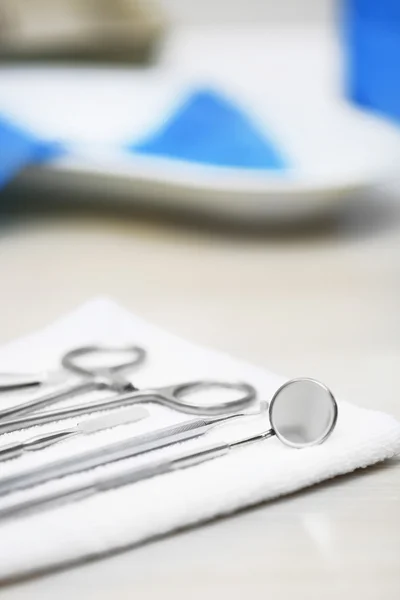 Définir les outils de dentiste sur la serviette sur la table fermer — Photo