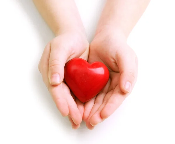 Coeur dans les mains de l'enfant isolé sur blanc — Photo