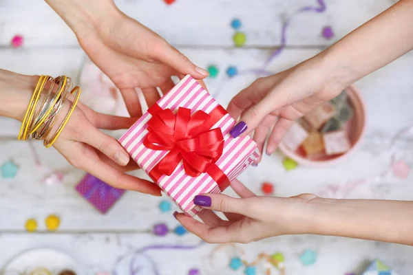 Vrouwelijke handen met cadeau close-up — Stockfoto