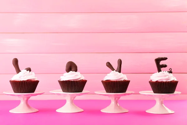 Delicioso Dia dos Namorados cupcakes no fundo de madeira — Fotografia de Stock