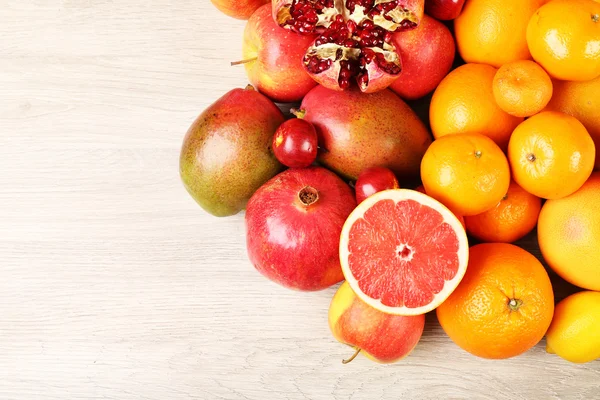 Sortiment av exotiska frukter på träbord — Stockfoto