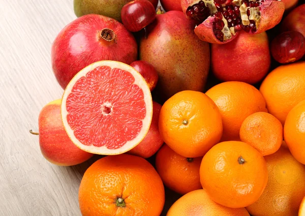 Assortiment van exotische vruchten op houten tafel — Stockfoto