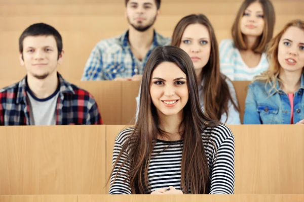 Groupe d'étudiants assis dans la salle de classe — Photo