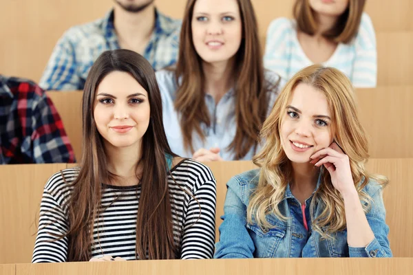 Groep studenten die in de klas zitten — Stockfoto