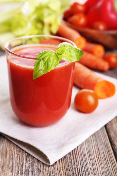 Glas Tomatensaft mit Gemüse auf Holztisch in Großaufnahme — Stockfoto