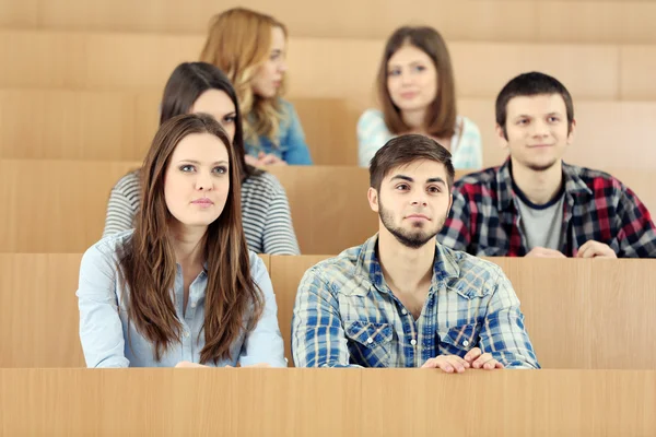 Groupe d'étudiants assis dans la salle de classe — Photo