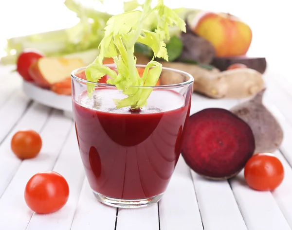 Glass of beet juice with vegetables on wooden table closeup — Stock Photo, Image