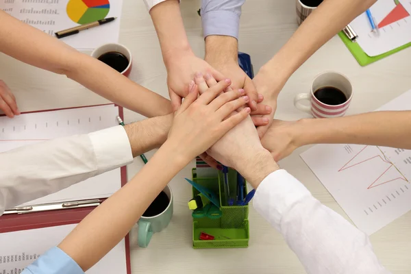 Groep van mensen uit het bedrijfsleven werken bij Bureau bovenaanzicht — Stockfoto