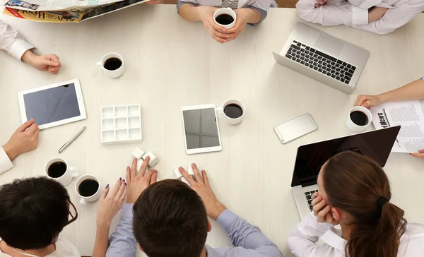 Groupe de gens d'affaires travaillant au bureau vue de dessus — Photo