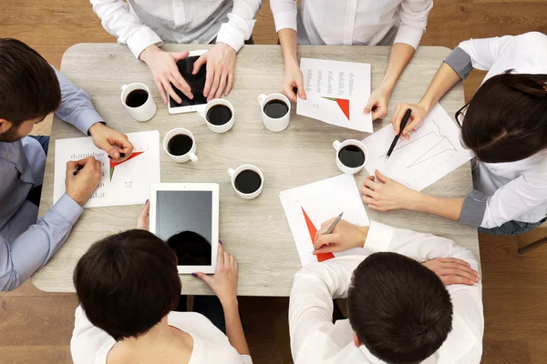 Grupo de empresarios que trabajan en escritorio vista superior — Foto de Stock