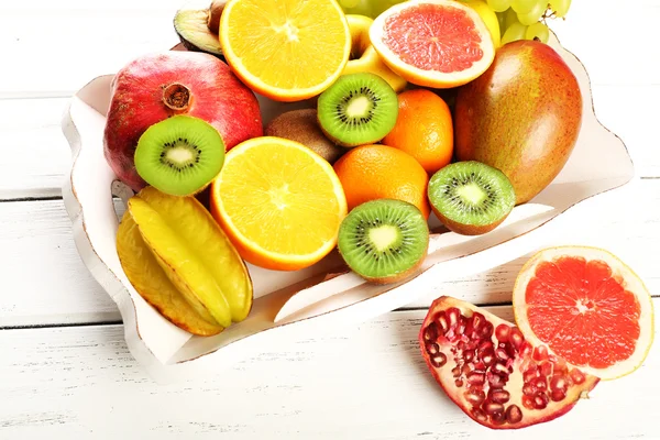 Assortiment van vruchten op houten tafel — Stockfoto