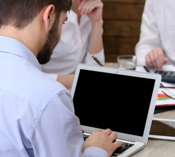 Gruppo di uomini d'affari che lavorano in ufficio — Foto Stock