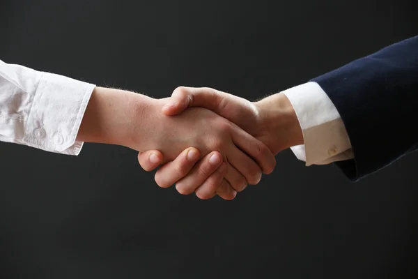 Obchodní handshake na tmavém pozadí — Stock fotografie