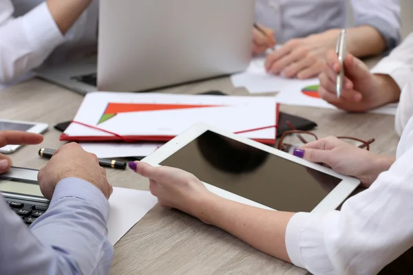 Groupe de gens d'affaires travaillant dans le bureau — Photo