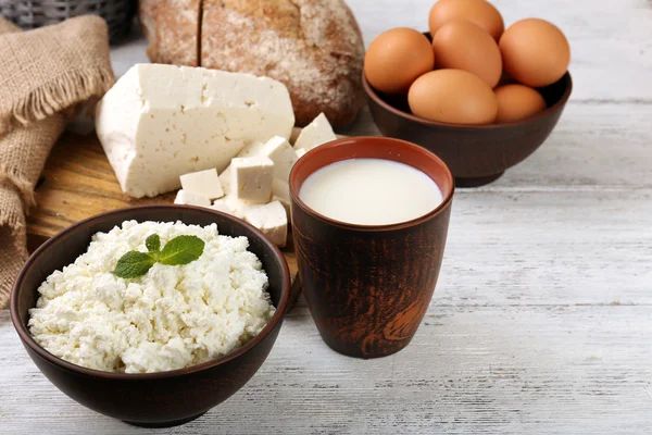 Sabrosos productos lácteos con pan en la mesa de cerca —  Fotos de Stock